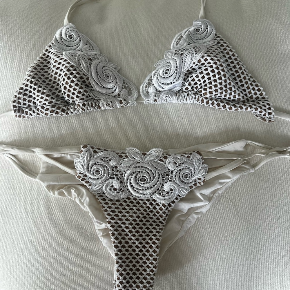 BEACH BUNNY White Bikini Set